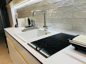 A kitchen or kitchenette at Bright and Modern studio Thessaloniki Downtown