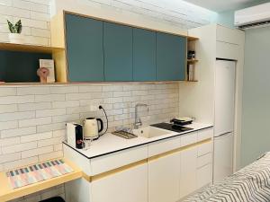 A kitchen or kitchenette at Bright and Modern studio Thessaloniki Downtown