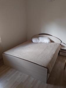a bed in a corner of a room at Trevena Kretinga in Kretinga