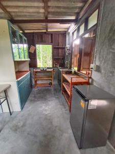 Kuchyň nebo kuchyňský kout v ubytování Baan Chi Homestay