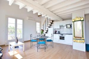 eine Küche mit Tisch und Stühlen in einem Zimmer in der Unterkunft Le Belvédère du Vieux Port Plages centre et gare à pied in Saint-Raphaël