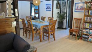 uma sala de jantar com mesa e cadeiras em 13 Sextant Drive em Nelly Bay