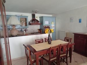 eine Küche mit einem Tisch und einer Blumenvase darauf in der Unterkunft Porta del Colle in Roccavivara
