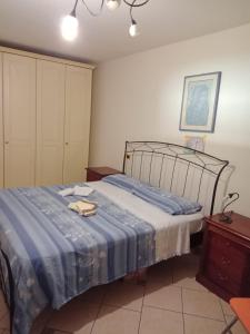 una camera con un letto e una coperta blu di Porta del Colle a Roccavivara