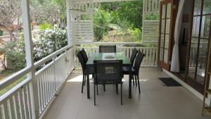 Balkoni atau teres di Mirabel Cottage +9 gambar