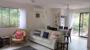 Ruang duduk di Mirabel Cottage