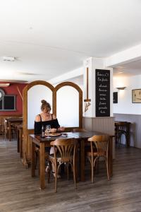 TV a/nebo společenská místnost v ubytování Hotel ibis Autun