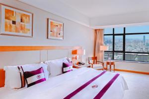 Postel nebo postele na pokoji v ubytování Kunshan Yu Yuan Garden Hotel