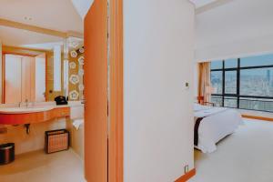 Postel nebo postele na pokoji v ubytování Kunshan Yu Yuan Garden Hotel