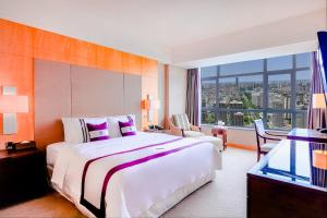 Postel nebo postele na pokoji v ubytování Kunshan Yu Yuan Garden Hotel