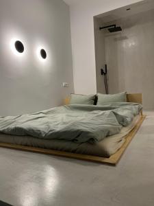 A bed or beds in a room at Bright and Modern studio Thessaloniki Downtown