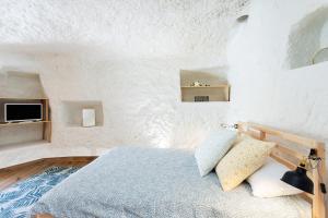 Postel nebo postele na pokoji v ubytování Home2Book Acogedora Casa Cueva Playa de la Viuda