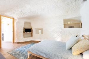Postel nebo postele na pokoji v ubytování Home2Book Acogedora Casa Cueva Playa de la Viuda