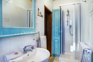 A bathroom at Perla marina