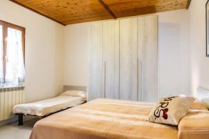 A bed or beds in a room at Perla marina