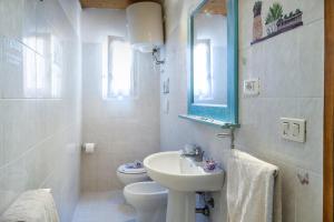 A bathroom at Perla marina Még 13 kép