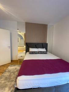 En eller flere senge i et værelse på New Concept including garage