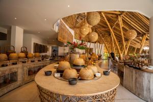 un vestíbulo con una mesa con cestas. en Eden Beach Khaolak Resort and Spa A Lopesan Collection Hotel - SHA Extra Plus, en Khao Lak