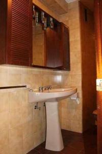 y baño con lavabo blanco y espejo. en Amplio y luminoso apartamento en Villaviciosa en Villaviciosa