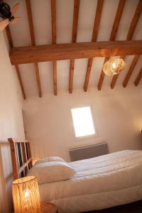 sypialnia z 2 łóżkami na poddaszu w obiekcie Arles Downtown Entire Home w mieście Arles +5 zdjęć