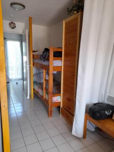 Posteľ alebo postele v izbe v ubytovaní JOLI T2 RDC, BORD DE MER , PISCINE , Aresquiers FRONTIGNAN PLAGE 34