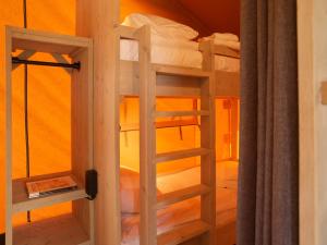 Dutchen Erfgoedpark De Hoop Glamping客房内的一张或多张床位