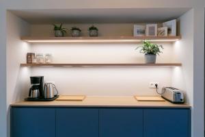 a kitchen counter with a coffee maker and a toaster at Fantastisch Herenhuis ENSEMBLE in Ieper