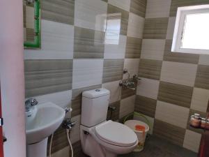 Phòng tắm tại SAIBALA RESlDENCY - NEAR BOAT HOUSE