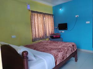 Giường trong phòng chung tại SAIBALA RESlDENCY - NEAR BOAT HOUSE