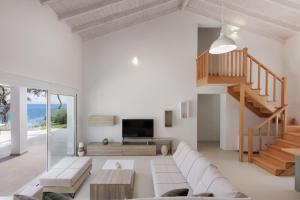 TV a/nebo společenská místnost v ubytování Nisos Villas Corfu