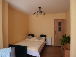 Ένα ή περισσότερα κρεβάτια σε δωμάτιο στο Apartament Karamba