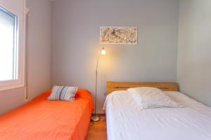Postel nebo postele na pokoji v ubytování INNOUTHOME Casa Familiar con Piscina y Jardín Av 3 Calas