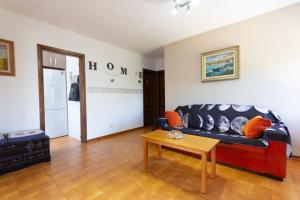 Posezení v ubytování INNOUTHOME Casa Familiar con Piscina y Jardín Av 3 Calas