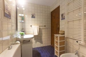 Koupelna v ubytování INNOUTHOME Casa Familiar con Piscina y Jardín Av 3 Calas