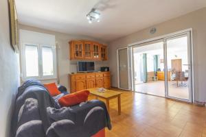 Posezení v ubytování INNOUTHOME Casa Familiar con Piscina y Jardín Av 3 Calas