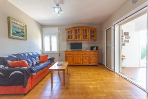 TV a/nebo společenská místnost v ubytování INNOUTHOME Casa Familiar con Piscina y Jardín Av 3 Calas