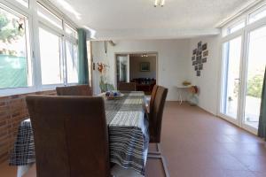 Posezení v ubytování INNOUTHOME Casa Familiar con Piscina y Jardín Av 3 Calas