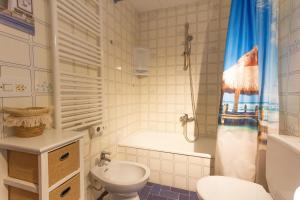 Koupelna v ubytování INNOUTHOME Casa Familiar con Piscina y Jardín Av 3 Calas