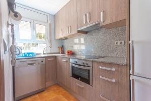 Kuchyň nebo kuchyňský kout v ubytování INNOUTHOME Casa Familiar con Piscina y Jardín Av 3 Calas