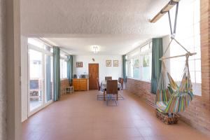 TV a/nebo společenská místnost v ubytování INNOUTHOME Casa Familiar con Piscina y Jardín Av 3 Calas