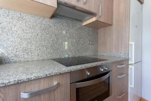 Kuchyň nebo kuchyňský kout v ubytování INNOUTHOME Casa Familiar con Piscina y Jardín Av 3 Calas