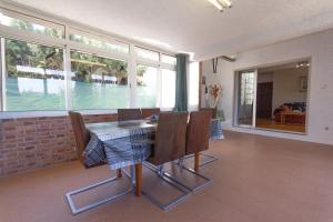 Posezení v ubytování INNOUTHOME Casa Familiar con Piscina y Jardín Av 3 Calas