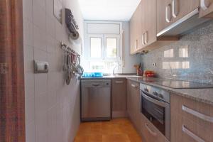 Kuchyň nebo kuchyňský kout v ubytování INNOUTHOME Casa Familiar con Piscina y Jardín Av 3 Calas