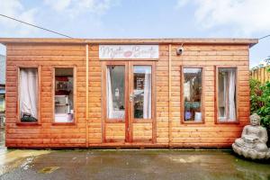 Foto da galeria de Stonehenge Inn & Shepherd's Huts em Amesbury