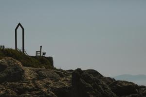 une pile de rochers au sommet d'une montagne dans l'établissement Porto Valitsa, à Paliouri