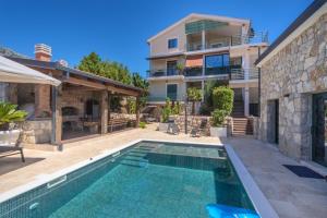 a villa with a swimming pool and a house at Apartman Sara in Bar