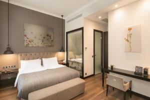 una camera con letto e un bagno con lavandino di Quentin Prague Hotel a Praga