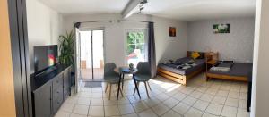 Sala de estar con sofá, cama y mesa en Schönes Ferienhaus&Monteurzimmer direkt in Lich, ruhige&zentrale Lage, en Lich
