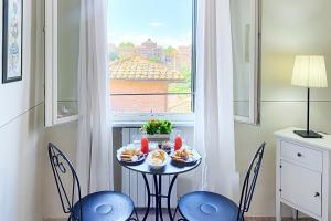 einem Tisch mit Essen vor einem Fenster in der Unterkunft I Merli di Ada in Siena