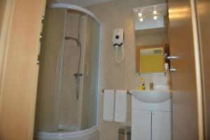 un bagno con doccia e lavandino di Hotel Pax Cordis a Međugorje